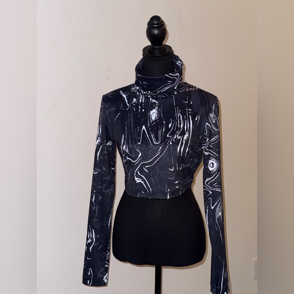 NWT Pyer Moss Trendy Black and White Graphic Crop Top - Picture 4 of 9